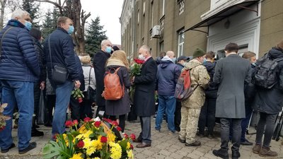 Сотні дніпрян прийшли попрощатися з гендиректором КБ “Південне” Олександром Дегтяревим Сотні дніпрян прийшли попрощатися з гендиректором КБ “Південне” Олександром Дегтяревим