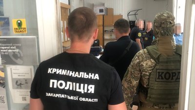 На Закарпатті митника підозрюють у вимаганні та одержанні хабаря