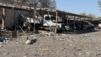 Наслідки удару КАБом по околиці Сум 5 травня