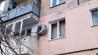 Обстріли Миколаєва: у місті відновлюють інфраструктуру та допомагають жителям пошкоджених будинків