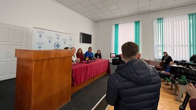 Медики відповідають на запитання представників ЗМІ Медики відповідають на запитання представників ЗМІ