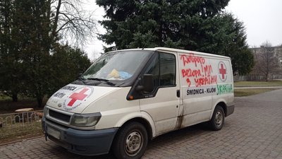 Поляк, вінничанин та полтавець возять гуманітарну допомогу до міст України, де були обстріли