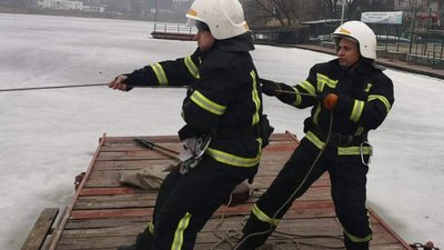 Провалився під лід: у Вінниці з річки витягнули чоловіка