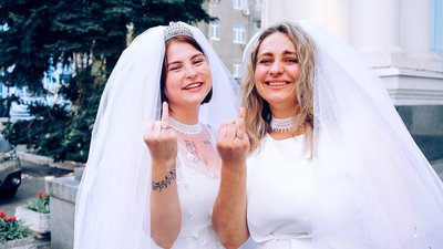 Пара ЛГБТ-активістки та військової влаштували перформанс-весілля у Харкові Пара ЛГБТ-активістки та військової влаштували перформанс-весілля у Харкові
