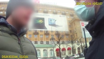 До чоловіка, який погрожував патрульним у Харкові, увірвалися спецпризначенці До чоловіка, який погрожував патрульним у Харкові, увірвалися спецпризначенці