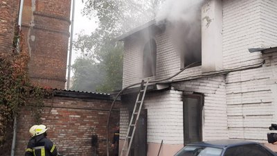 "Вибухала піротехніка": рятувальники локалізували пожежу в центрі Харкова "Вибухала піротехніка": рятувальники локалізували пожежу в центрі Харкова