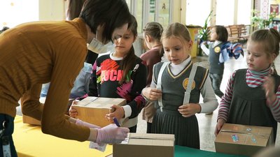 Вінницькі школи передали на Схід подарунки Вінницькі школи передали на Схід подарунки