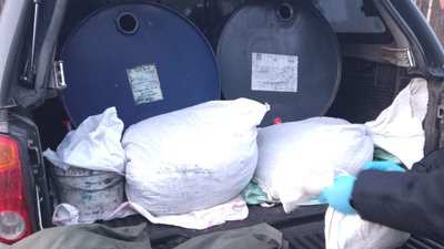 Віз 42 кілограми бурштину: на блокпосту поліція зупинила жителя Житомирщини Віз 42 кілограми бурштину: на блокпосту поліція зупинила жителя Житомирщини