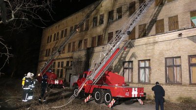 У Харкові ввечері 18 грудня спалахнула пожежа, яку гасили 90 рятувальників У Харкові ввечері 18 грудня спалахнула пожежа, яку гасили 90 рятувальників
