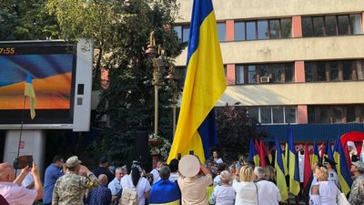В Івано-Франківську урочисто підняли знамено