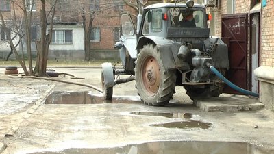 Три дні поспіль з підвалу миколаївського будинку відкачують воду Три дні поспіль з підвалу миколаївського будинку відкачують воду
