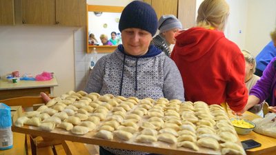 "Внесок у перемогу". У Трускавці переселенки разом з місцевими ліплять вареники – фоторепортаж "Внесок у перемогу". У Трускавці переселенки разом з місцевими ліплять вареники – фоторепортаж