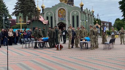 Загинули внаслідок російського обстрілу: у Черкасах попрощались із захисниками Загинули внаслідок російського обстрілу: у Черкасах попрощались із захисниками