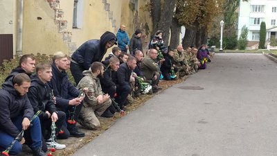 У Сумах поховали спецпризначенця Дмитра Білоуса У Сумах поховали спецпризначенця Дмитра Білоуса