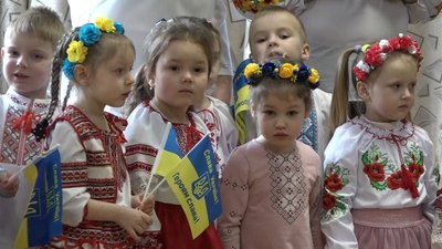 Гімн України та "Стефанія" – в дитсадку в Житомирі відзначили День єднання Гімн України та "Стефанія" – в дитсадку в Житомирі відзначили День єднання