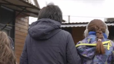 Волонтери з України вивезли з Криму кримську татарку Еміне з дітьми