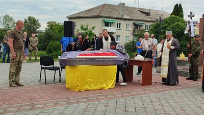 У громаді на Тернопільщині зустріли тіло загиблого військовослужбовця У громаді на Тернопільщині зустріли тіло загиблого військовослужбовця