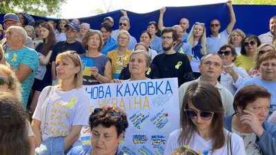 "Зібралися, щоб нагадати світу про міста, які досі в окупації". Жителі Херсонщини відзначили в Одесі день Нової Каховки "Зібралися, щоб нагадати світу про міста, які досі в окупації". Жителі Херсонщини відзначили в Одесі день Нової Каховки