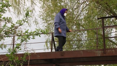 Без поручня і хитається: на Черкащині просять відремонтувати міст між двома селами
