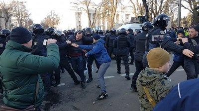 Біля Ради сталися нові сутички Біля Ради сталися нові сутички