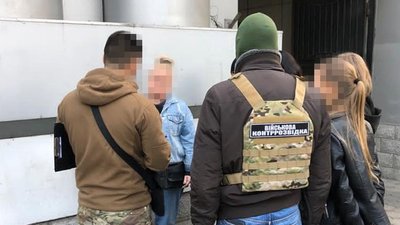 60 тисяч доларів за керівну посаду: в Одесі затримали підозрювану у спробі передати хабар