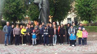 На Тернопільщині переселенці організували акцію з прибирання території біля ставу На Тернопільщині переселенці організували акцію з прибирання території біля ставу
