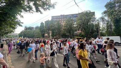 Парад і мапа України з орнаментами. Як у Дніпрі та Кривому Розі святкували День вишиванки