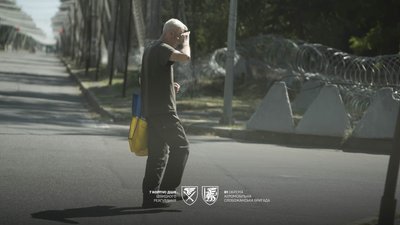 Місцевий житель йде вулицею у Краматорську