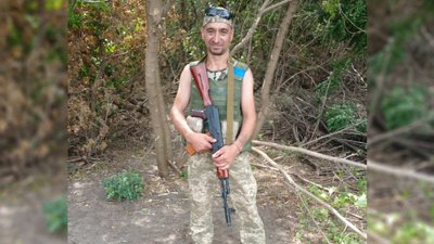 На Чернігівщині попрощалися з чотирма військовими, які загинули у бою на Донеччині На Чернігівщині попрощалися з чотирма військовими, які загинули у бою на Донеччині