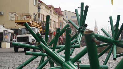 Новорічну ялинку почали встановлювати на центральній площі Мукачева Новорічну ялинку почали встановлювати на центральній площі Мукачева