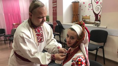 У Житомирі створили ансамбль, котрий виступає в автентичному поліському одязі ХІХ століття У Житомирі створили ансамбль, котрий виступає в автентичному поліському одязі ХІХ століття