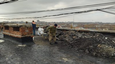 Поки підрядна організація в Миколаєві ремонтує дах багатоповерхівки, квартири заливає дощем Поки підрядна організація в Миколаєві ремонтує дах багатоповерхівки, квартири заливає дощем