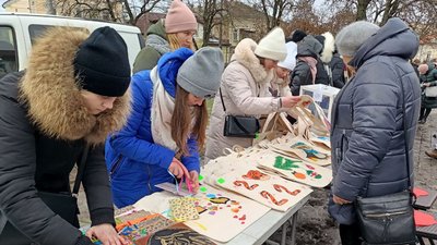 На благодійному ярмарку в Луцьку зібрали майже 20 тисяч гривень для дворічного киянина