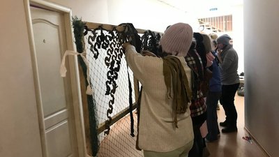 "Ми робимо все від нас залежне": у Кримськотатарському центрі в Одесі плетуть маскувальні сітки