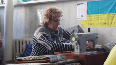 Людмила Голованова у швейному цеху волонтерського центру. Фото / Суспільне / Роман Назаренко Людмила Голованова у швейному цеху волонтерського центру. Фото / Суспільне / Роман Назаренко
