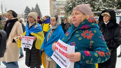 На акцію під міськрадою в Черкасах зібралися люди На акцію під міськрадою в Черкасах зібралися люди