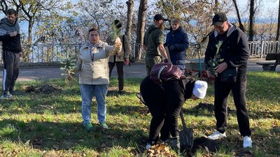 У Черкасах висадили дерева на знак підтримки окупованих Олешок У Черкасах висадили дерева на знак підтримки окупованих Олешок