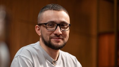 Радник міністра оборони, волонтер Сергій Стерненко під час інтервʼю Суспільному