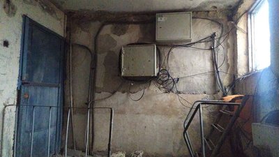 У Кропивницькому під час дощу у під'їзді багатоповерхівки заливає елетрощитову