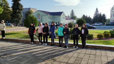 Жителі Овруцької громади зібралися біля міськради, аби отримати роз'яснення щодо чорнобильських нарахувань Жителі Овруцької громади зібралися біля міськради, аби отримати роз'яснення щодо чорнобильських нарахувань