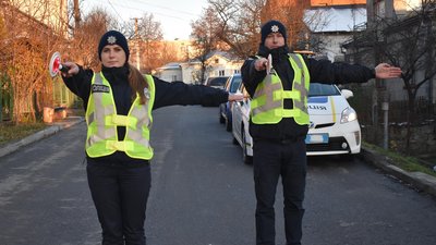 Основні жести регулювальника: тернопільські поліцейські нагадують правила