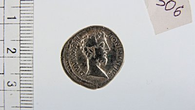 Чернівецька митниця конфіскувала понад 500 срібних римських монет: їх віддали у музей