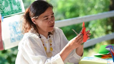 Прикраса до зимових свят. Миколаївська майстриня розповіла про створення витинанок Прикраса до зимових свят. Миколаївська майстриня розповіла про створення витинанок