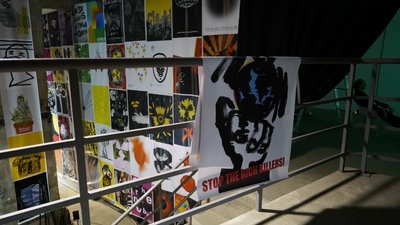 На виставці "Четвертий блок" у Харкові представили плакати з понад 50 країн світу