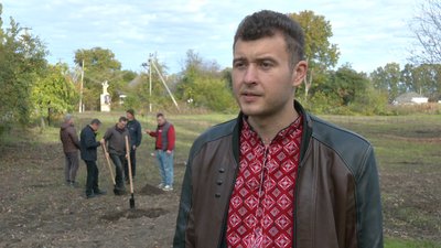 Фруктові дерева замість тополь: на Черкащині заклали "Сад Перемоги"
