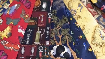 За словами колекціонерки, краватка не обов'язково має дорого коштувати. Головне, аби привертала увагу. За словами колекціонерки, краватка не обов'язково має дорого коштувати. Головне, аби привертала увагу.