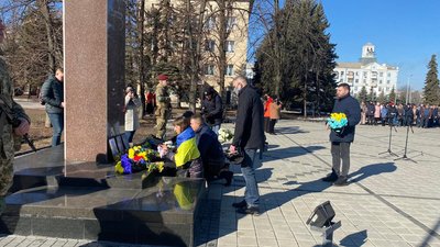 У Краматорську вшанували Героїв Небесної Сотні, фото: Суспільне Донбас У Краматорську вшанували Героїв Небесної Сотні, фото: Суспільне Донбас