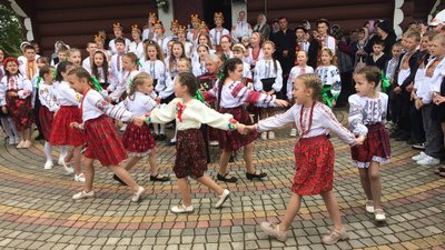 В Уторопах на Івано-Франківщині відновили традицію ведення гаївок В Уторопах на Івано-Франківщині відновили традицію ведення гаївок