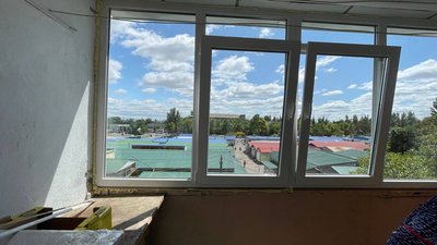 У Миколаєві замінили пошкоджені в будинку вікна та балкони У Миколаєві замінили пошкоджені в будинку вікна та балкони