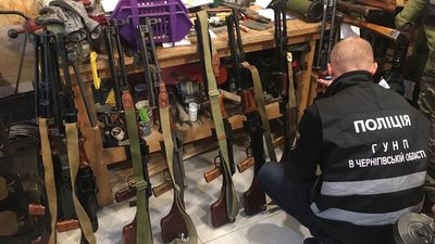 У Чернігові затримали чоловіка, що займався переробкою зброї в гаражі У Чернігові затримали чоловіка, що займався переробкою зброї в гаражі